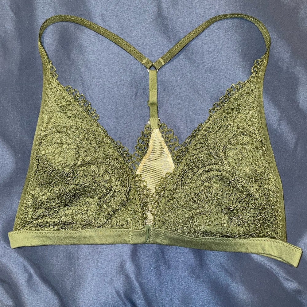 Victoria’s Secret Body By Victoria Lightly Padded Close Front Racerback Bralette